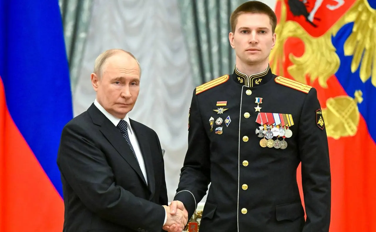 Президент лично наградил подполковника Берестовского медалью «Золотая Звезда» за проявленное мужество в ходе специальной военной операции.