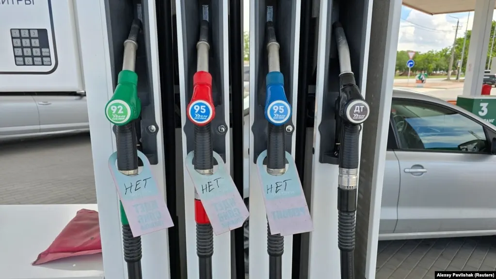 Из‑за дефицита топлива после ударов по нефтеперерабатывающим заводам правительство подготовило проект, допускающий выпуск и импорт бензина и дизеля по пониженным экологическим классам для внутреннего рынка до июля 2027 года.