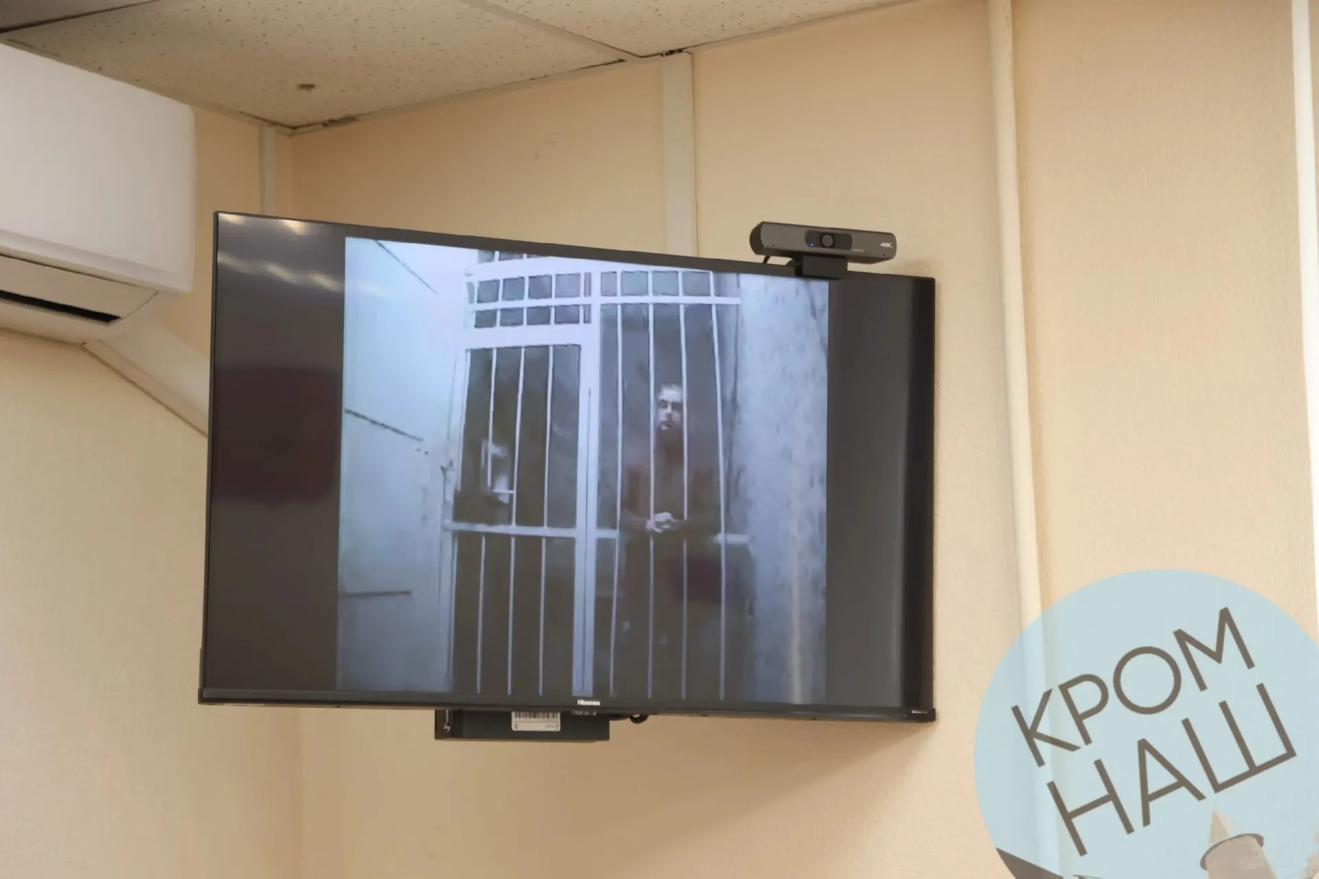 В Псковском городском суде прошло первое слушание по объединённому уголовному делу. Обвиняемый участвовал по видеосвязи из СИЗО, а журналистам запретили снимать некоторых участников процесса.