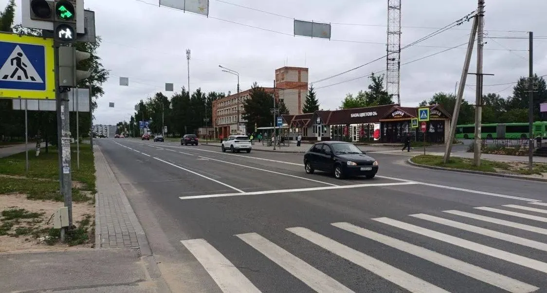 На улице Коммунальной и на кольце Балтийской — Завеличенской скорректировали разметку и распределение полос, чтобы повысить пропускную способность и упорядочить съезды с кольца.