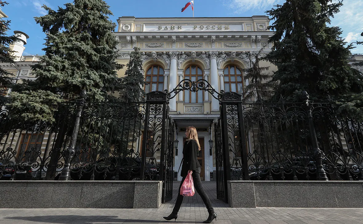 Предварительное заседание прошло 25 июня. Центробанк подал иск из‑за заморозки активов; Euroclear считает решение московского суда неправомочным и утверждает, что только бельгийские суды могут рассматривать спор. В депозитарии хранится около €190 млрд замороженных российских активов.