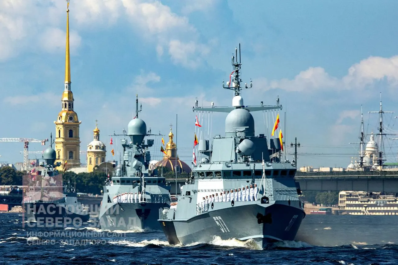 В Санкт‑Петербурге не планируют проводить главный военно‑морской парад ко Дню ВМФ — решение приняли в Минобороны. Парад отменяют второй год подряд, в прошлом году его объясняли «общей обстановкой».