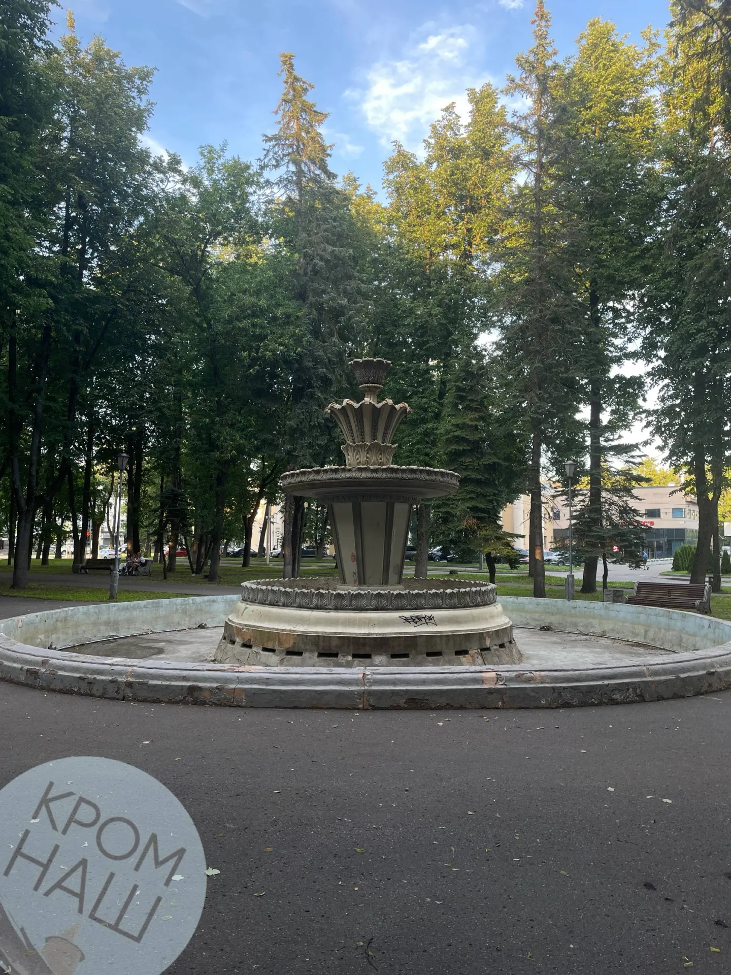 Жители возмущены: фонтан в центре города не включили даже в жару. Власти обещали ремонт в июне, но в госзакупках найден только контракт на подготовку проектно‑сметной документации стоимостью более 530 тыс. рублей.