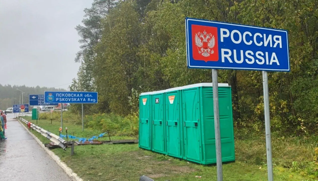 В 21-м пакете санкций Евросоюз предлагает ввести полный визовый запрет для тех, кто служил в российских войсках или прокси‑формированиях с начала полномасштабного вторжения; правозащитники и правительственные практики ставят ряд вопросов о критериях включения в список и применении мер к срочникам и дезертирам.