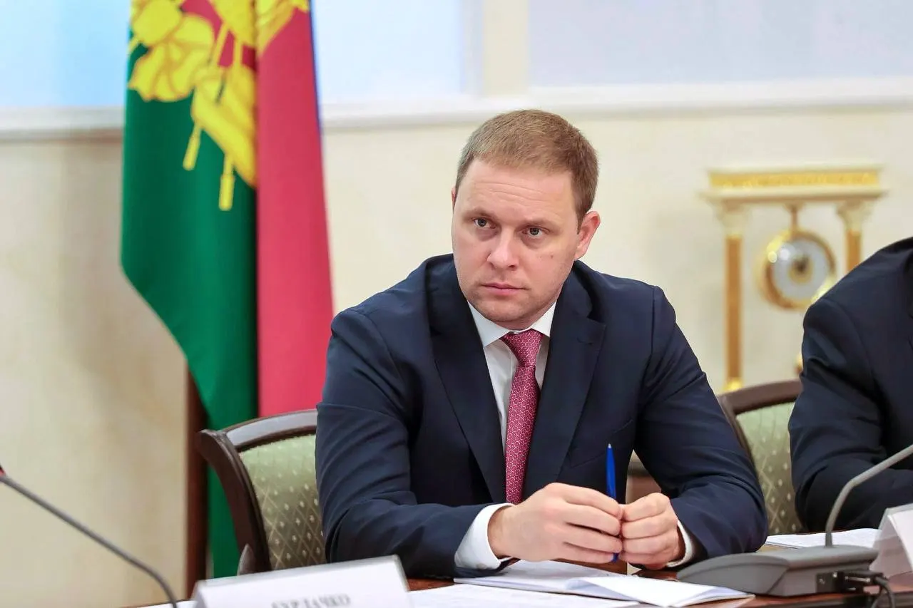 Швец с более чем десятью годами опыта в госуправлении возглавил госкорпорацию «Туризм РФ». Ранее он руководил Анапа́й пять лет и курировал инвестиции, развитие МСП, цифровизацию и туризм в регионе.