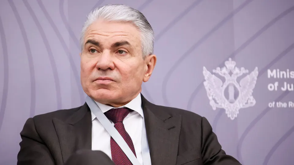 Олег Свириденко предложил обязать разработчиков нейросетей внедрить фильтры, закрепить ответственность владельцев моделей и ввести штрафы; ранее власти выступали за «суверенные» модели, но бизнес выразил серьёзную критику.
