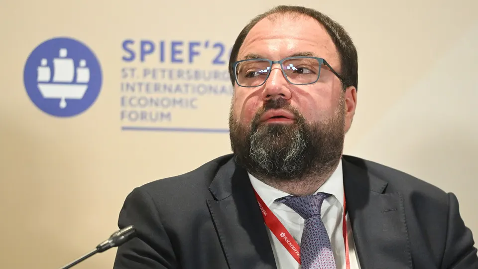 Минцифры и законодатели обсуждают внедрение механизмов возрастной верификации на онлайн‑платформах — возможны проверка через «Госуслуги», биометрия и загрузка документов; эксперты предупреждают о рисках утечек и дополнительных расходах для сервисов.