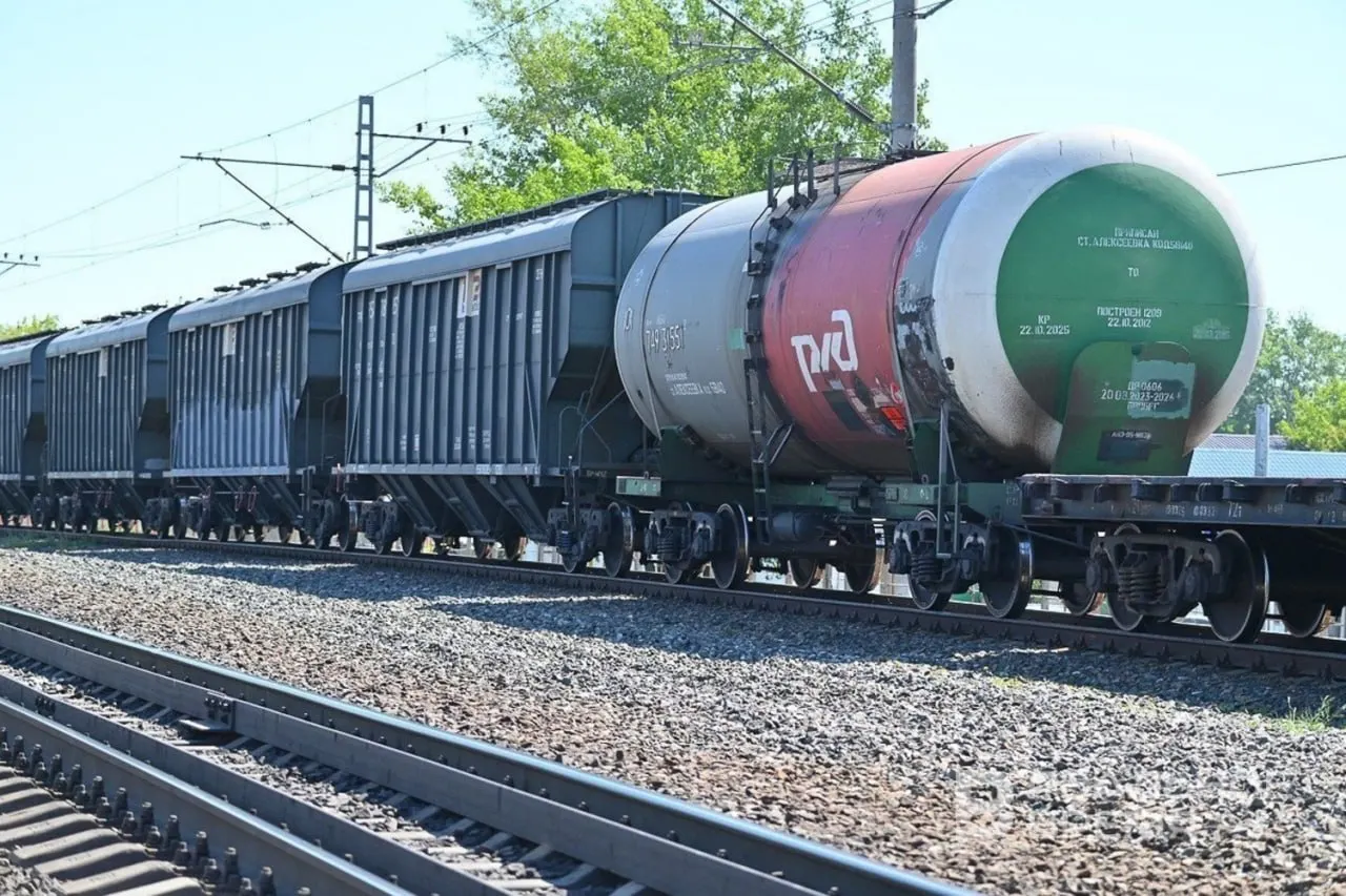 Штаб будет организовывать приём и транспортировку нефтегрузов с учётом оперативной обстановки; особое внимание — поставкам авиационного керосина в аэропорты.