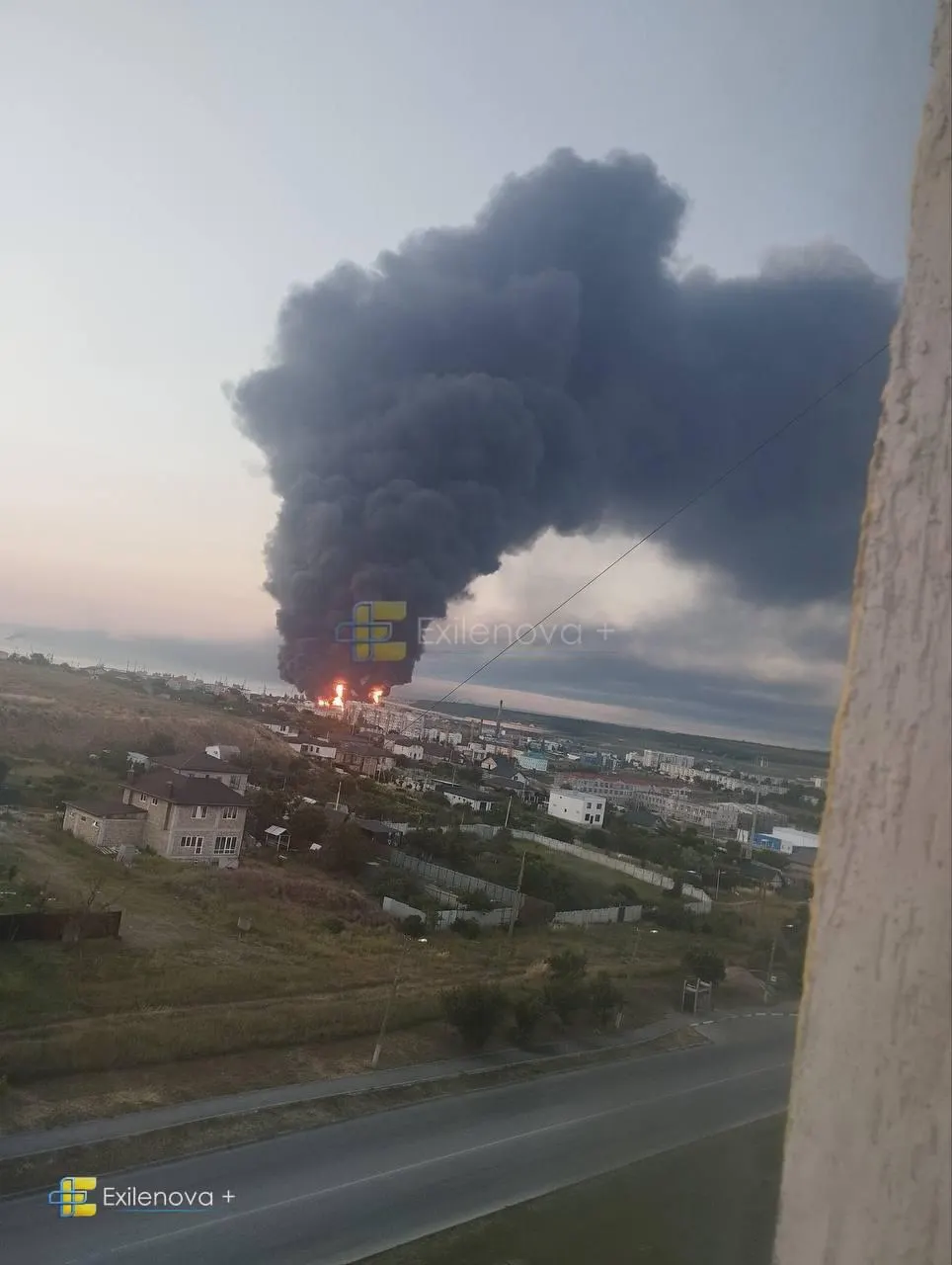 В результате удара БПЛА в районе Керченского пролива произошли пожары и разрушения; есть погибшие и многочисленные пострадавшие. Информация уточняется.