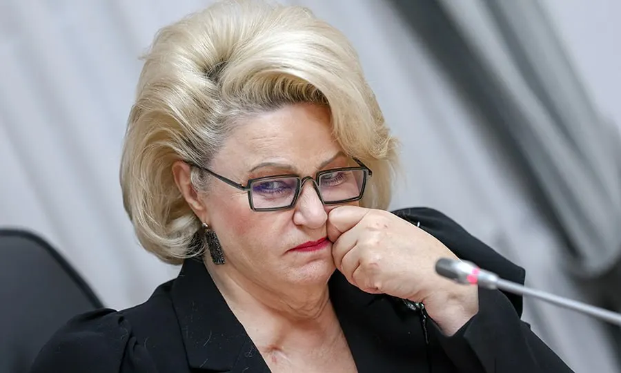 Председатель комитета Госдумы по защите семьи Нина Останина призвала Роскомнадзор и Минцифры ограничить время, которое дети проводят в виртуальном пространстве, и применить опыт замедления трафика по аналогии с Telegram для контроля игровых сервисов.