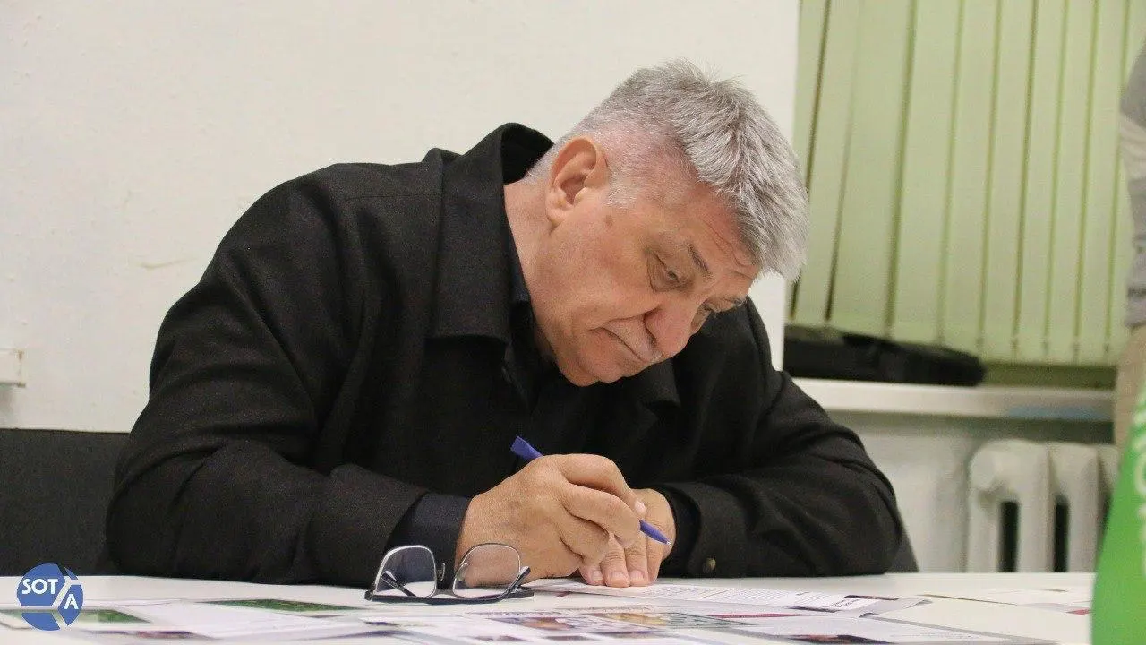 Президент направил поздравление, в котором отметил вклад режиссёра в современный кинематограф и воспитание молодых талантов. При этом в последние годы Сокуров в России сталкивается с ограничениями: его фильмы не получают прокатных удостоверений, а в январе 2026 года он был исключён из профильного совета.