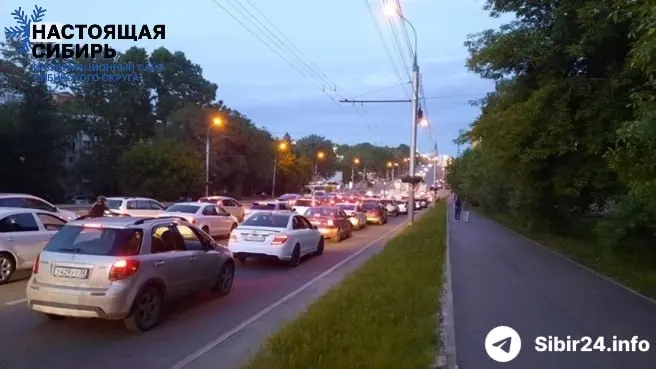 В Иркутске из‑за сокращения розничных продаж и жёстких лимитов на автозаправках образовались многокилометровые очереди; власти обращаются к федеральному центру, междугородние автобусы рискуют остаться без топлива.