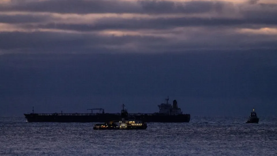 Из‑за роста цен на нефть после конфликта на Ближнем Востоке ЕК предлагает не менять текущий ценовой потолок на российскую нефть до января, чтобы избежать его автоматического повышения и сохранить давление на доходы России.