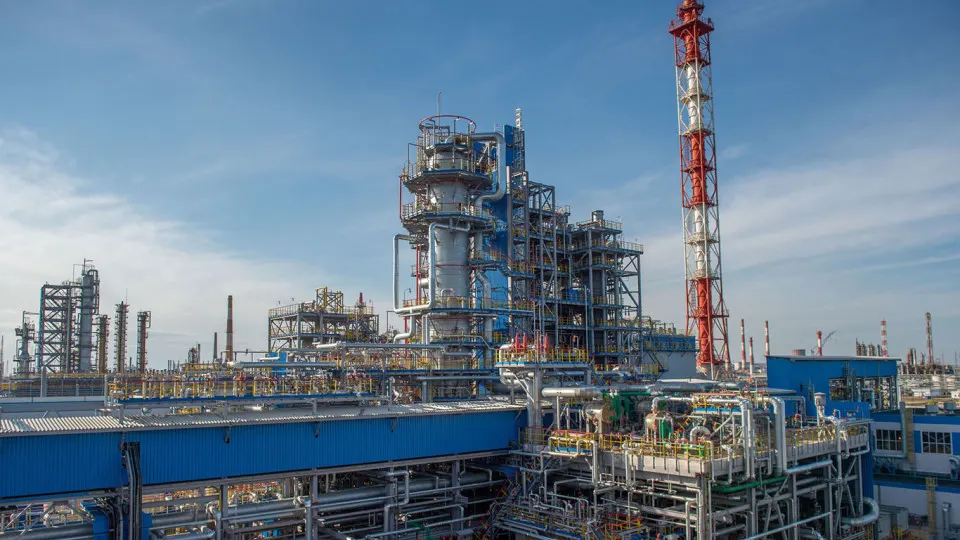 С 14 июля на крупнейшем нефтехимическом предприятии в Салавате приостановлена переработка нефти и газового конденсата после удара беспилотных летательных аппаратов. Повреждены обе установки первичной переработки; восстановление может занять от нескольких недель до месяцев. Это уже пятая крупная остановка НПЗ в июле, что усиливает дефицит нефтепродуктов в стране.