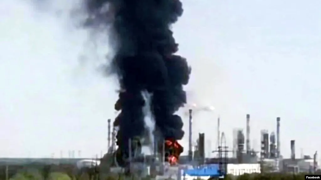 25 июля тюменский нефтеперерабатывающий завод остановил переработку нефти после удара, в результате которого произошёл пожар на установках производства топлива.