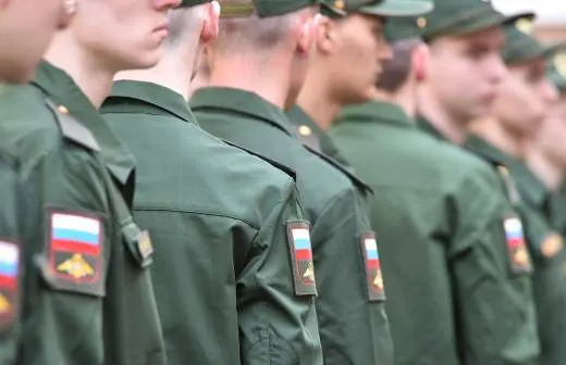 Правительство поддержало законопроект, который позволит направлять призывников на службу в пожарные подразделения МЧС для тушения пожаров и аварийно‑спасательных работ в населённых пунктах.