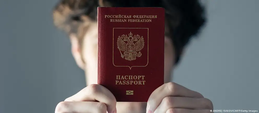Пересмотренный вариант визового запрета в ЕС затронет лишь непосредственных участников боевых действий и краткосрочные визы; после возражений Франции и Италии расширены гуманитарные и государственные исключения.