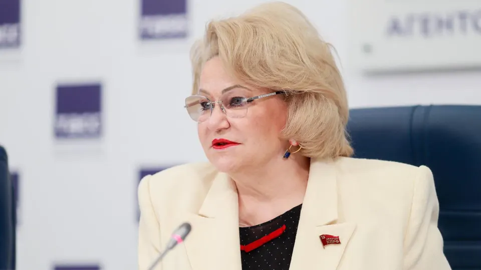 Глава думского комитета по защите семьи заявила, что последствия ударов по нефтеперерабатывающим заводам могут привести к серьёзным перебоям с топливом и проблемам с поставками перед уборочной кампанией.