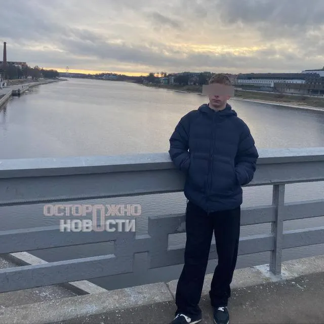 Молодого человека вывели на контракт в колледже, затем за день до 18‑летия военкомат разыскал его через бабушку. Семья подала жалобы в СК, военную прокуратуру, аппарат президента и гарнизонный военный суд.