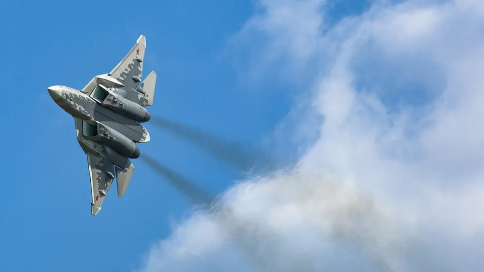 АО из Санкт‑Петербурга не завершило в срок разработку газоразрядных дисплеев по госконтракту 2017 года; министерство начислило штрафы и требует перечисления полной стоимости работ.