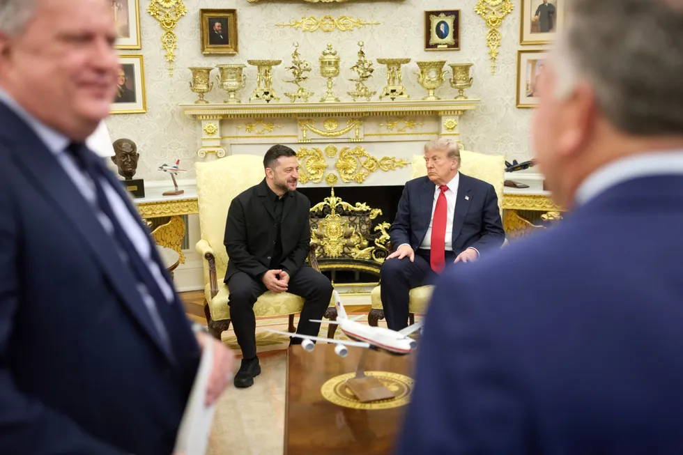 Во время встречи с Дональдом Трампом Владимир Зеленский просил экстренную поставку ракет для систем Patriot и добился позитивного отклика со стороны администрации и части американского истеблишмента; сенат США параллельно поддержал жёсткие экономические меры против импорта российских углеводородов.