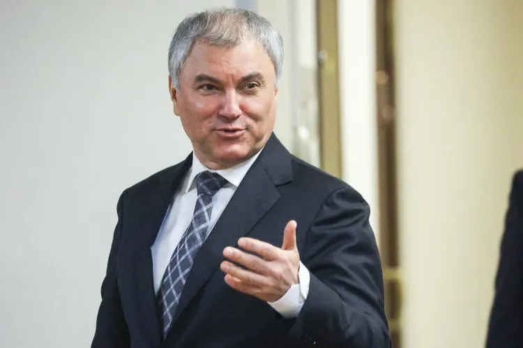 Спикер Госдумы предложил активнее использовать электротранспорт: современные трамваи, по его мнению, могут снизить пробки, улучшить экологию и стать более дешёвой альтернативой наземному метро. Во многих городах ранее полностью ликвидировали трамвайные сети.
