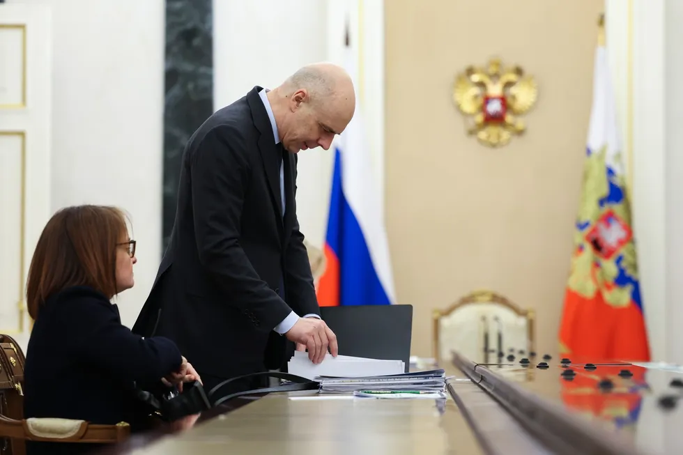 Госдума упростила механизм финансирования дефицита: Минфин сможет оперативно увеличивать расходы и госдолг без повторного согласования с парламентом. Это снижает предсказуемость фискальной политики, давит на ставки и инвестиции и повышает риск инфляции.