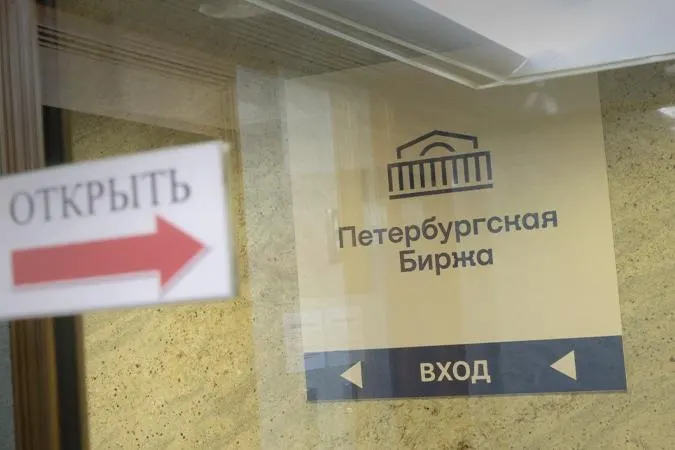 С 21 июля компании смогут покупать топливо на бирже только для собственных нужд или для заранее указанных конечных потребителей; посреднические сделки разрешены только от имени и за счёт конечного покупателя. Мера направлена на прозрачность цепочек поставок и приоритетный доступ конечных потребителей на фоне сокращения предложения.