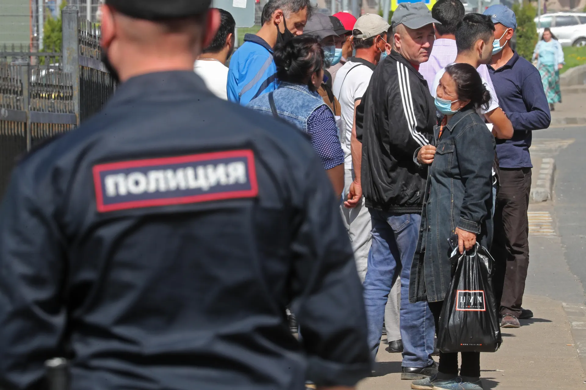 Правительство подготовило поправки ко второму чтению в Госдуме: в перечень оснований для безальтернативной депортации иностранцев хотят добавить неповиновение пограничнику и дискриминацию. Законопроект разработан МВД и уже прошёл первое чтение.