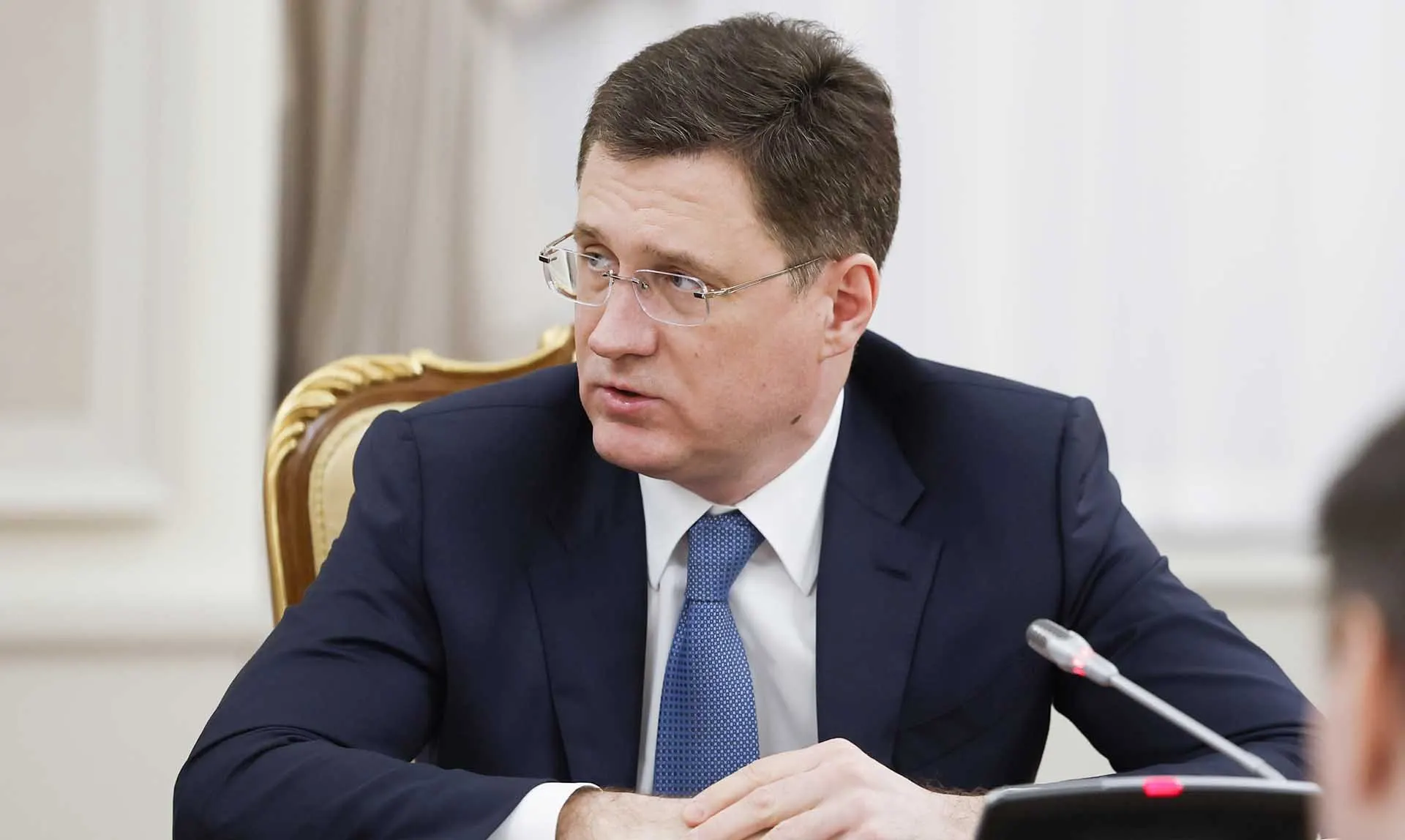 Вице‑премьер заявил, что поставки бензина и дизеля по стране в основном стабильны; единичные перебои, связанные с логистикой, оперативно устраняются. Федеральный штаб координирует работу с регионами.