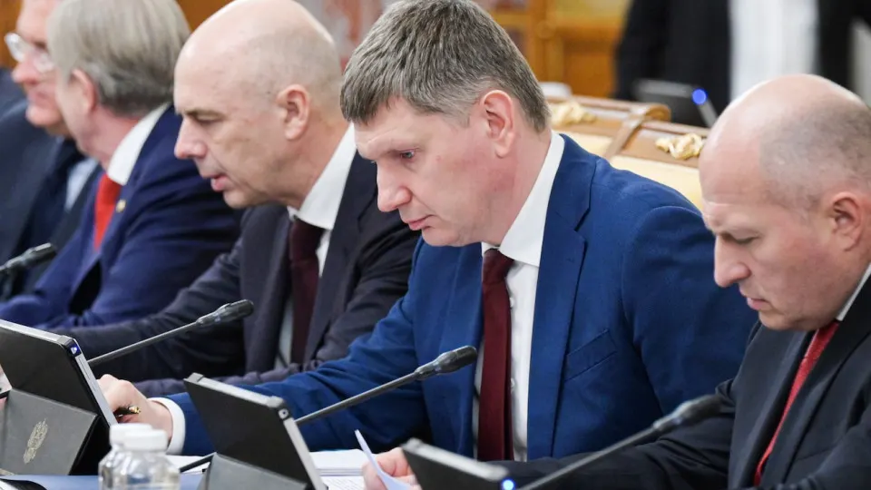 По оперативным данным Минэкономразвития ВВП вырос лишь на 0,2% за январь–май. Промышленность в целом стагнирует, регионы показывают разную динамику, падение цен на нефть и проблемы НПЗ усиливают риски для бюджета и инфляции.