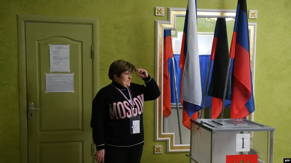 Сотрудникам бюджетных учреждений по всей России предъявляют требования голосовать через ДЭГ и менять избирательный участок; в отдельных регионах прямо указывают кандидатов. Охвачены Башкортостан, Омская область, Новгородская область, Санкт-Петербург, Свердловская область, Алтайский край и Чувашия.