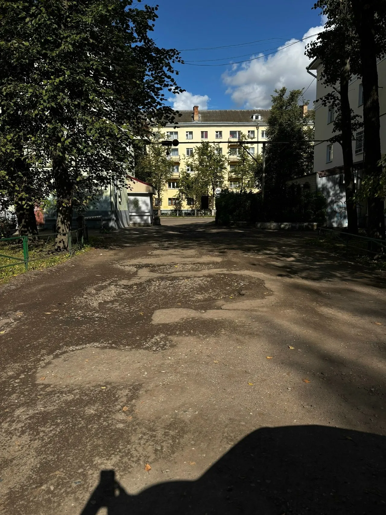 Жители Великих Луков жалуются на разбитый въезд во двор по адресу Ленина, 44; проезд стал непригоден и требует срочного ремонта.