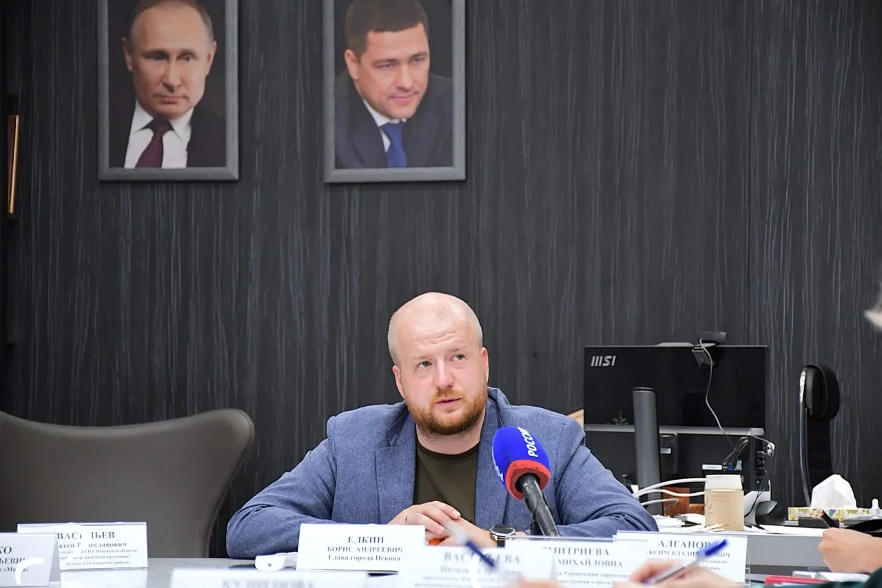 Глава города Пскова объявил об уходе и вскоре возглавил областной парламент.
