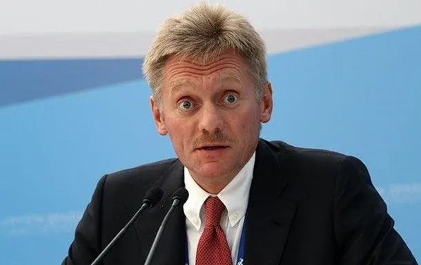 Песков заявил, что в РФ журналистам не ограничивают доступ, в то время как в США действуют иначе.