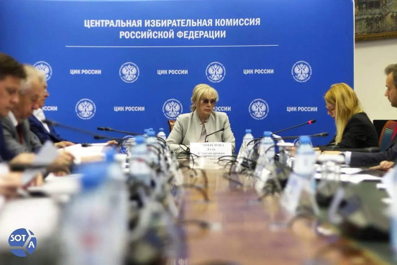 Глава ЦИК заявила, что представитель так называемой «системной партии» якобы внедрил вредоносную программу в систему ДЭГ, чтобы остановить её работу; атаки, по её словам, происходили преимущественно из-за рубежа, а граждане, покинувшие Россию, участвуют в грязной игре против страны.