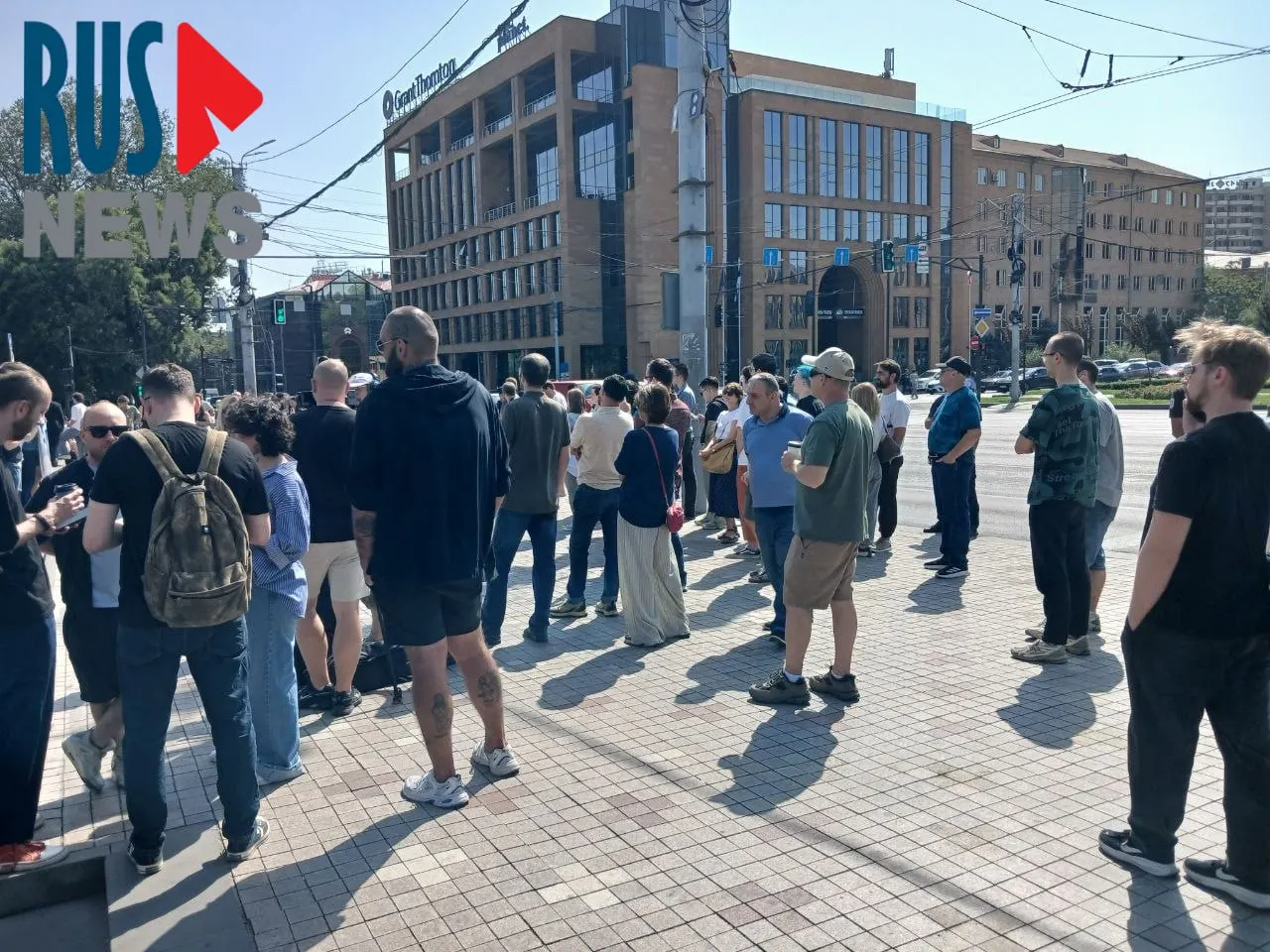 У посольства России в Ереване к полудню выстроилась очередь из более чем тысячи желающих проголосовать. Рядом проходит митинг примерно из ста человек.