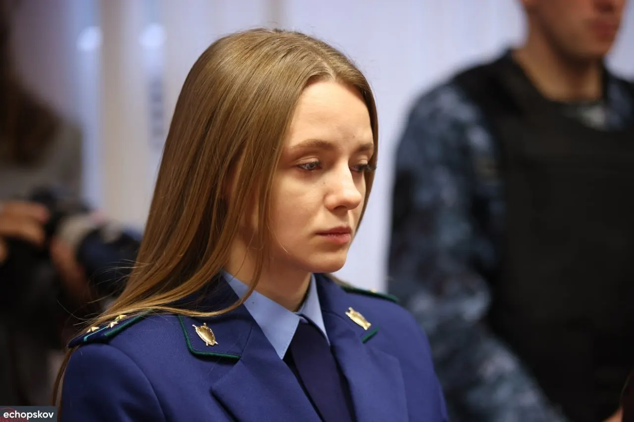 Прокурор утверждает, что данные со спецсредств якобы подтверждают влияние защиты на показания свидетельницы; защита и сам Шлосберг это опровергают.