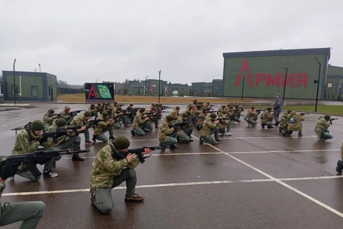 За последние пять лет на создание и работу центров для обязательных военных сборов школьников из бюджета выделено как минимум 50 млрд рублей. Большая часть средств ушла на сеть центров «Авангард» и на центры «Воин».