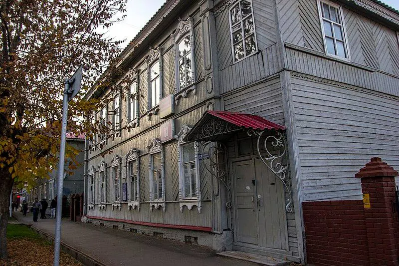 В несколько дней в Уфе фактически уничтожили два здания конца XIX века — усадьбу Кузякиных и деревянный дом Боровского. Владельцы говорят о реставрации, горожане и эксперты видят утрату культурного наследия.