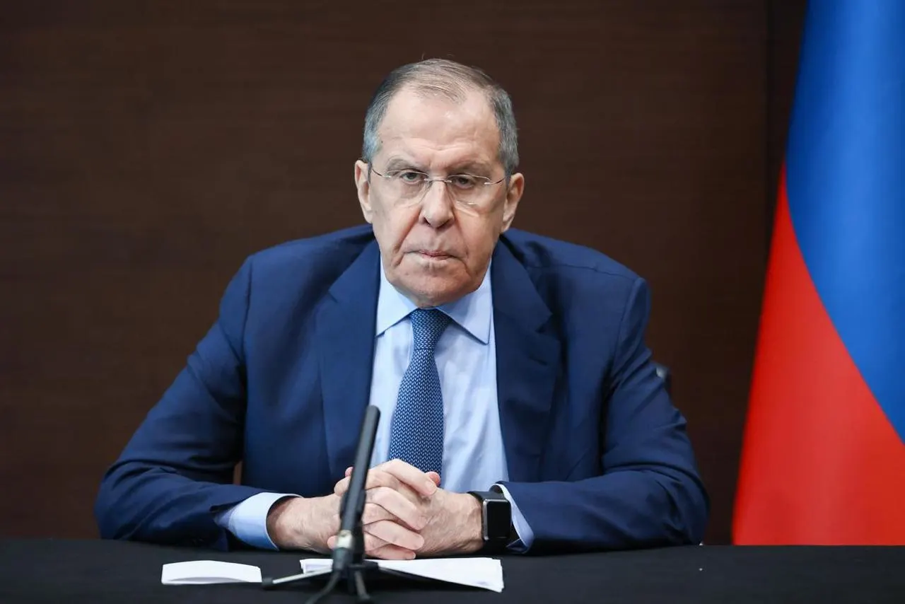Глава МИД России Сергей Лавров в телефонном разговоре сообщил госсекретарю США Марко Рубио о планах нанесения ударов по объектам в Киеве и рекомендовал эвакуировать сотрудников посольства. Ведомство связывает эскалацию с ударом по общежитию в Старобельске.