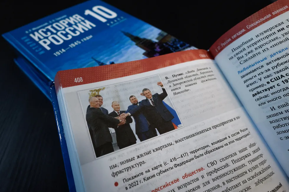 Новая линейка учебников по истории для 6–9 классов 2025 года демонстрирует системную политизацию: в них вплетают современные государственные проекты, замалчивают неудобные факты и упрощают сложные исторические процессы в удобной для власти интерпретации.