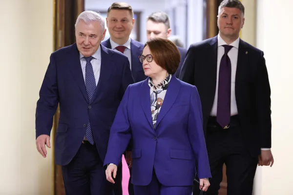 Чиновники и банкиры обсуждают кандидатуры Максима Орешкина, Петра Фрадкова и Андрея Костина; окончательное решение, как и прежде, останется за президентом.