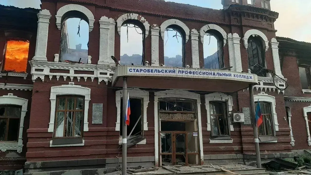 В результате ночной атаки по общежитию профессионального колледжа в Старобельске подтверждена гибель 6 человек, ещё 15 числятся пропавшими без вести. Пострадали 39 человек, большинство — несовершеннолетние; спасатели продолжают поиски под завалами.