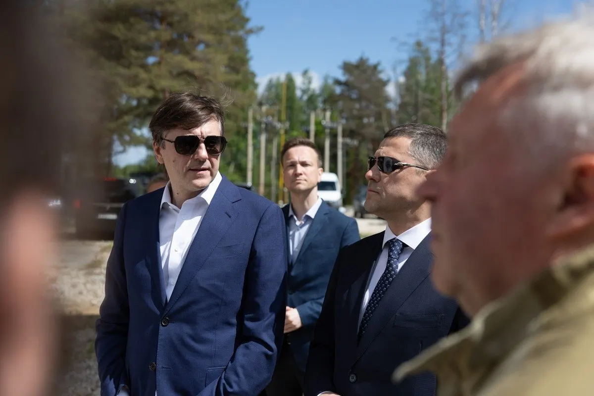 Сергей Кравцов посетил регион, отметил активную модернизацию школ и детских учреждений, участие в президентской программе по капитальному ремонту и строительство новых объектов, а также запуск детской оздоровительной кампании.