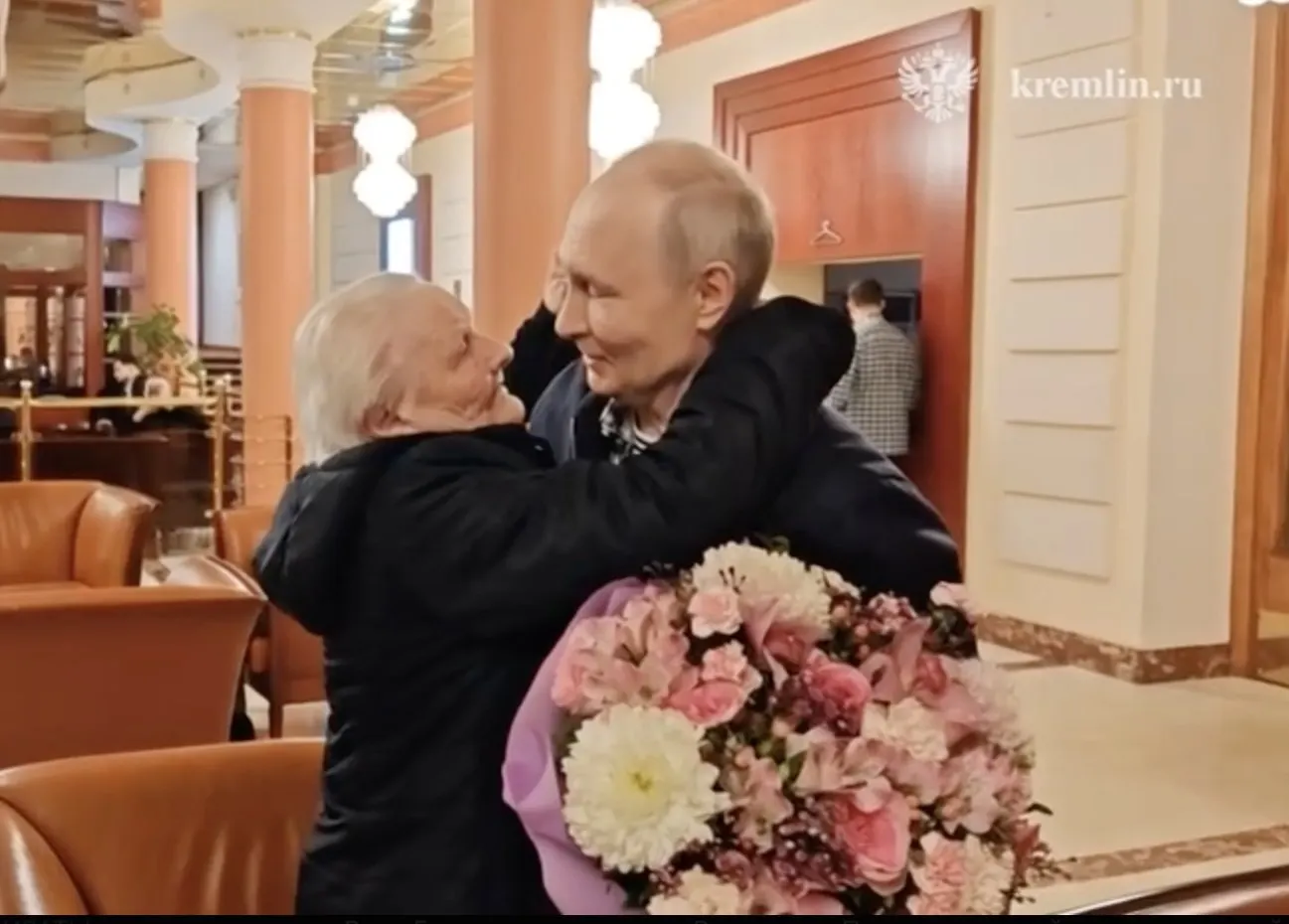 Президент обнял и поцеловал свою первую учительницу; оба не сдерживали слёз во время встречи.