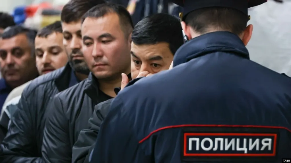 Проект расширяет перечень административных правонарушений, влекущих выдворение из России для иностранцев и лиц без гражданства — от участия в несогласованных митингах и дискредитации вооружённых сил до призывов к санкциям и хулиганства. Всего оснований может стать до 58.