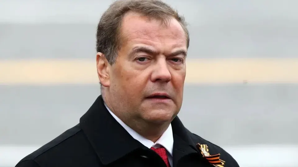Депутаты приняли поправки, по которым обязательный аудит перестаёт распространяться на личные фонды граждан; аудиту будут подлежать только общественно полезные фонды. Решение принято на фоне резкого роста средств в ряде фондов, связанных с представителями элиты.