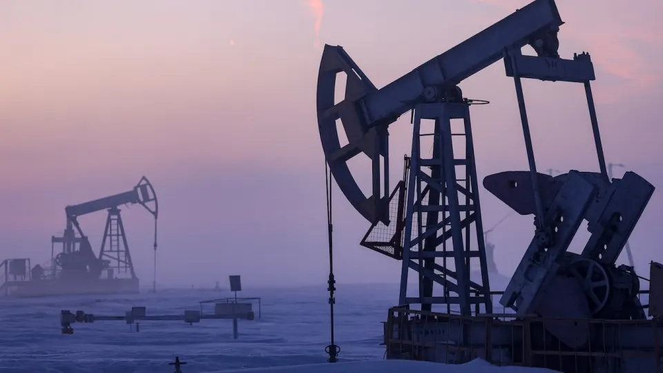 По обновлённым оценкам, в 2026 году добыча нефти в России сократится до около 511 млн тонн — самого низкого уровня с 2009 года. Сокращение объясняют ухудшением финансовых показателей компаний, сокращением бурения и дефицитом инвестиций.