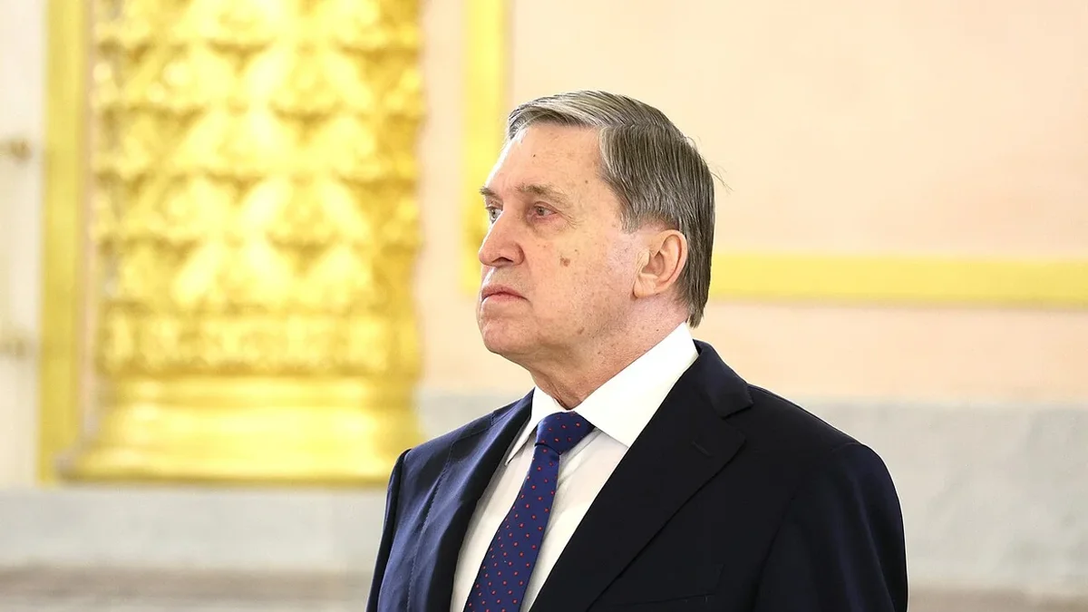 Помощник российского лидера заявил, что прекращение боевых действий невозможно без вывода войск Украины из Донбасса; при этом США продолжают попытки посредничества, а президент готов на встречу с Зеленским при условии предварительных договорённостей.